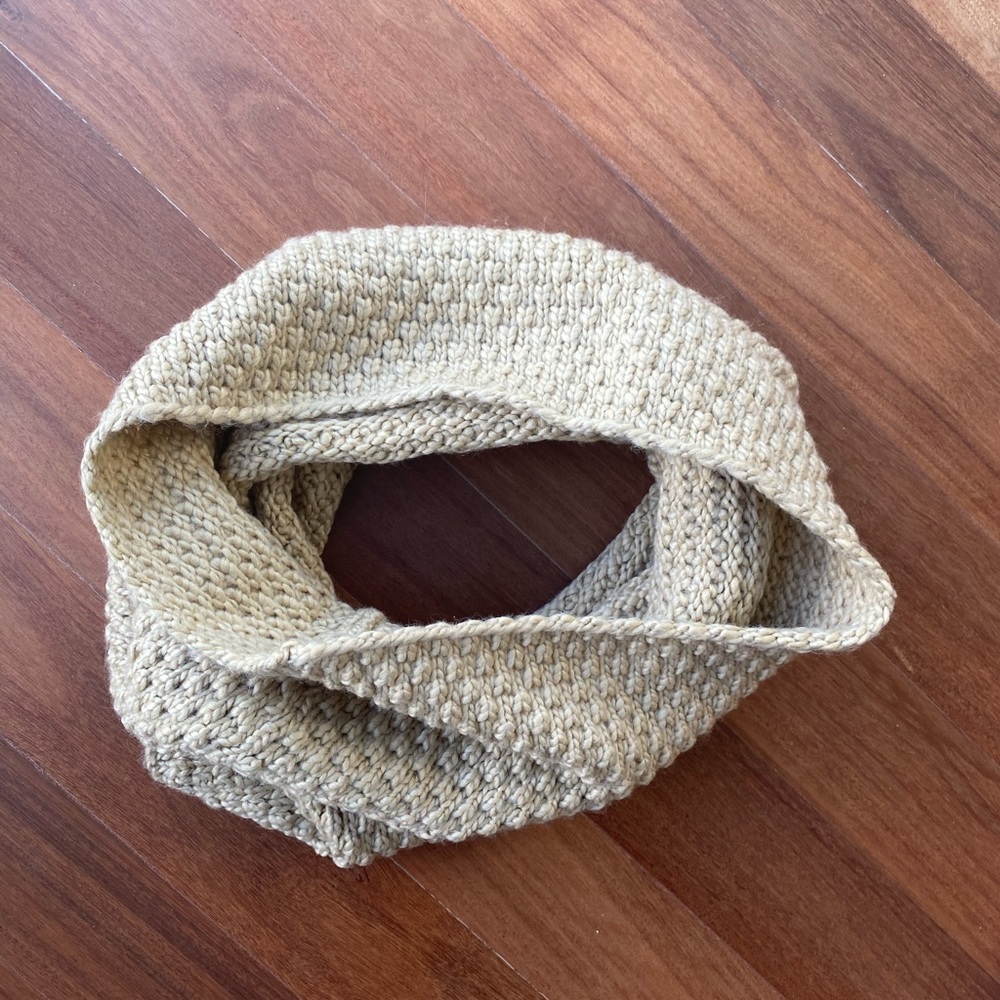 KNITTED CIRCLE SCARF